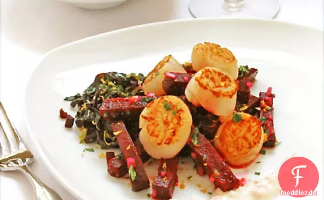 Gebratene Jakobsmuscheln mit gerösteten Rüben, sautierten Grüns, Citrus Gremolata & Meerrettichcreme