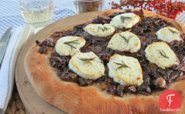 Karamellisierte Balsamico Zwiebel Rosa Pfeffer Pizza mit Rosmarin & Ziegenkäse