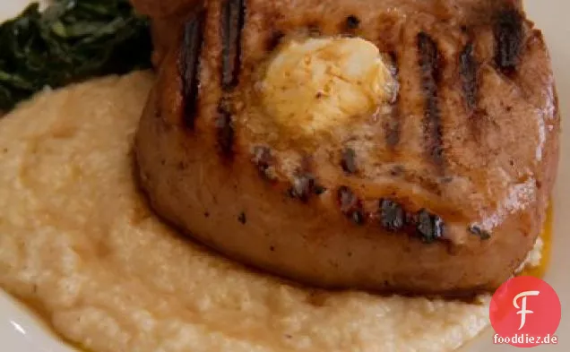 Mess Hall's Hog Chop mit Cheddar Grits und Tabasco Butter