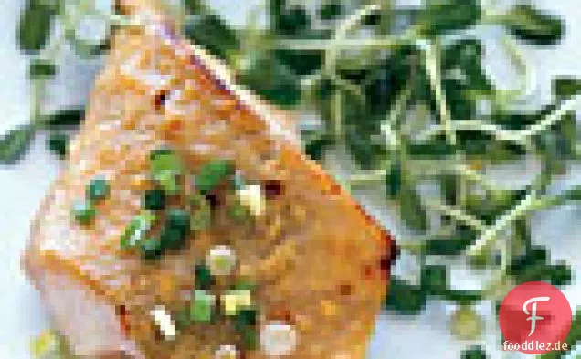 Miso-glasierter schwarzer Kabeljau auf Sonnenblumensprossen