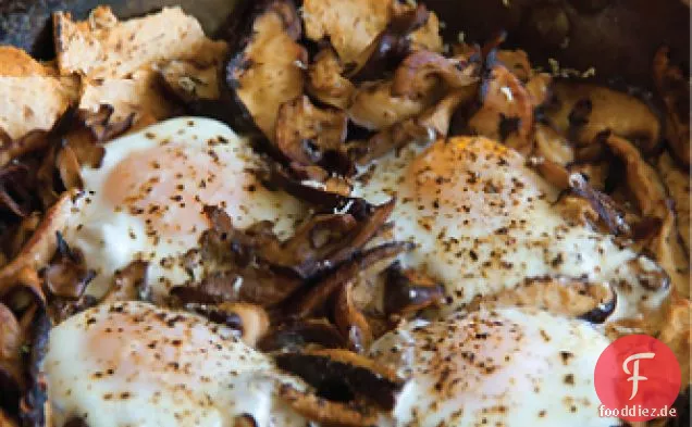 Sautierte Pilze mit geröstetem Fladenbrot und gebackenen Eiern