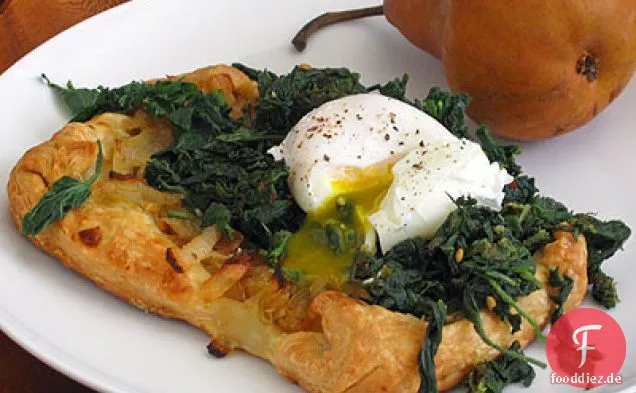 Süße Zwiebeltarte mit Brennnesseln, Sauerampfer & pochiertem Ei