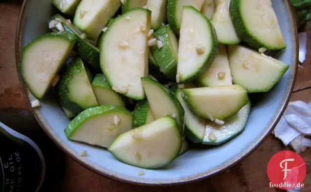 Soja-Sesam Marinierte Zucchini
