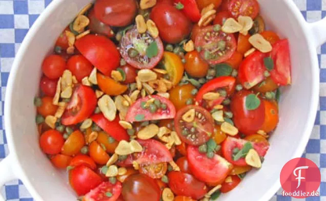 Gehackter Tomatengenuss mit gebratenem Knoblauch und Kapern