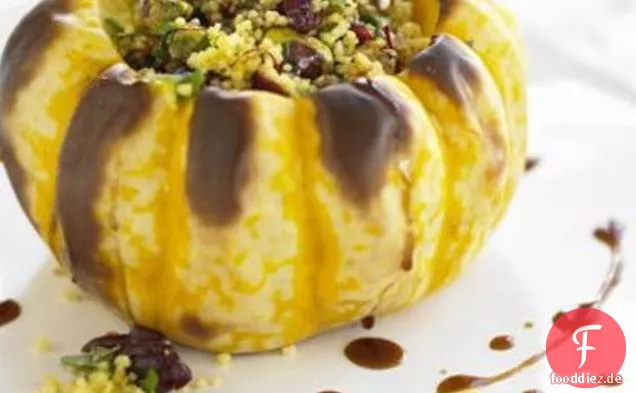 Ganz gebackener Kürbis mit gewürztem Couscous