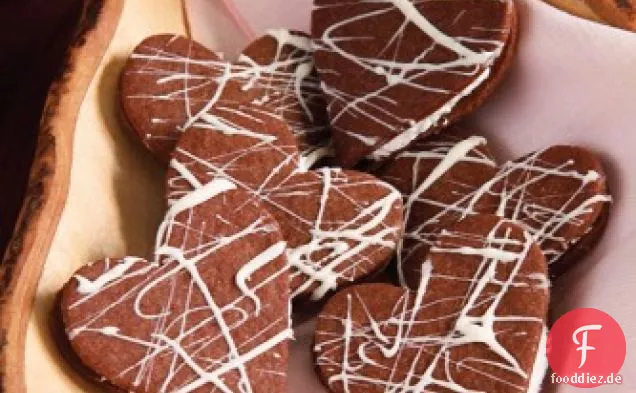 Herzförmige Schokoladen-Sandwich-Kekse