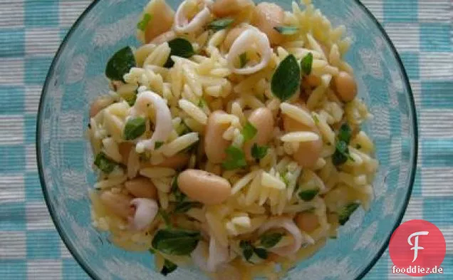 Mediterraner Orzo mit weißen Bohnen und Calamari