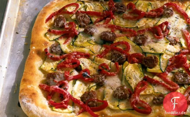 Wurst, Zucchini und Pfeffer Pizza