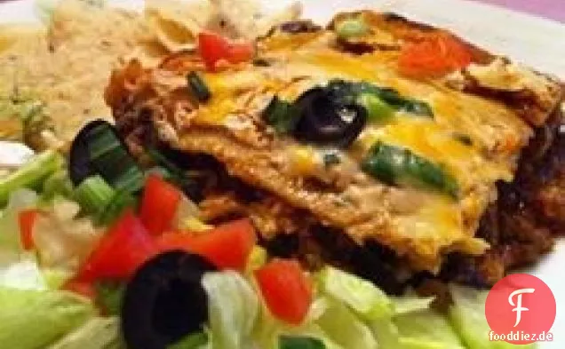 Layered Huhn und Schwarze Bohnen Enchilada Kasserolle