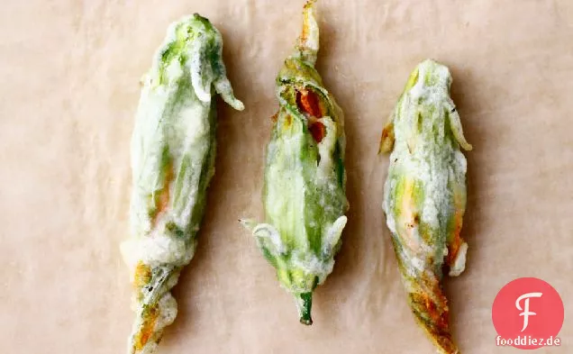 Squashblüten gefüllt mit Ziegenkäse, Mais und Poblano-Paprika