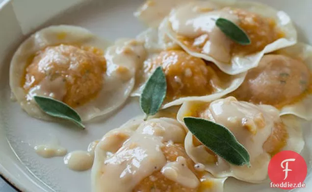 Kabocha Ravioli mit einer gerösteten Haselnuss-Sahne-Sauce