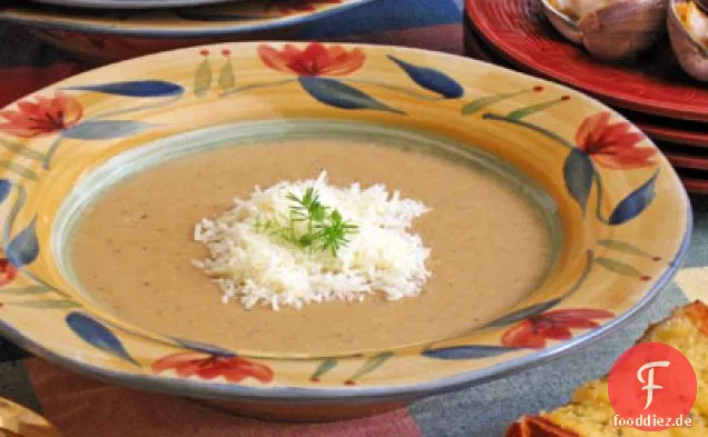 Knoblauch-Brot-Suppe mit Venusmuscheln