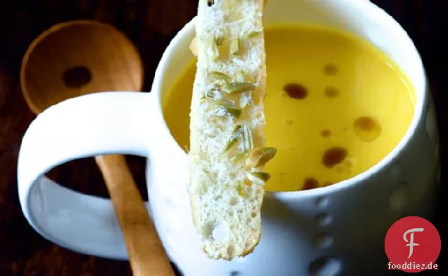 Seidige Butternut-Kürbis-Parmesan-Suppe