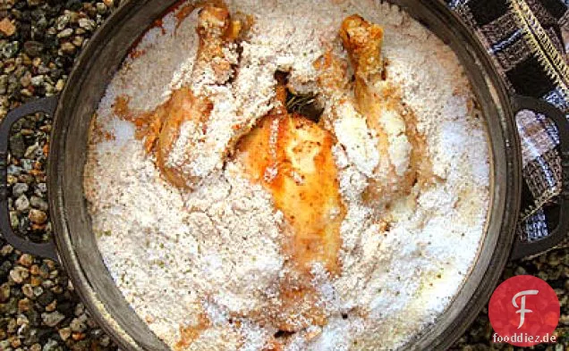 Ganzes Huhn gebacken in einer Thymian infundierten Salzkruste