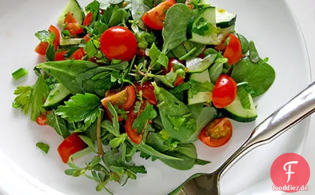 Würziger Purslane-, Tomaten-, Gurken-, Minze- und Petersiliensalat