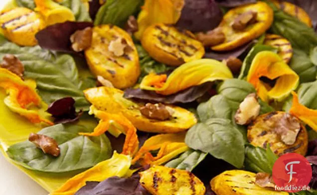 Lila basilikum & Gegrillter Sommer-Squash Salat mit Walnüssen