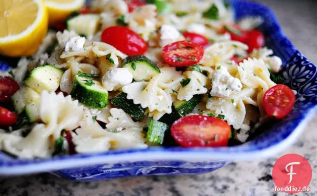 Nudelsalat mit Tomaten, Zucchini und Feta