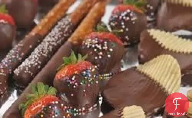 Dunkle Schokolade Getaucht Erdbeeren und Snacks