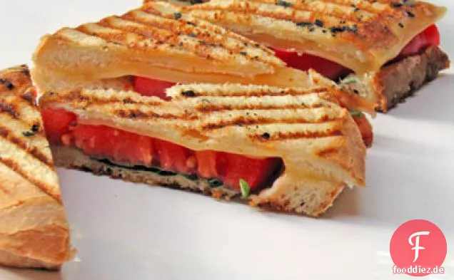 Gegrilltes Gouda-Sandwich mit Tomaten und Basilikum