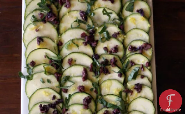 Zucchini und Olivensalat