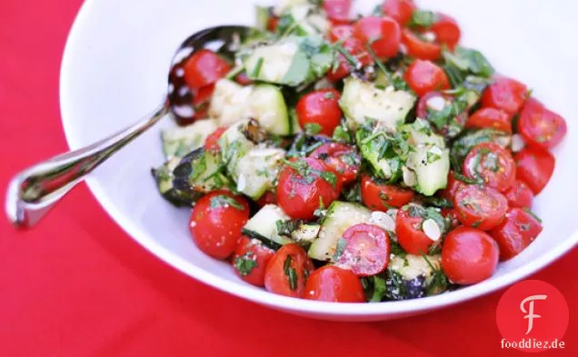 Gegrillte Zucchini-Und Trauben-Tomaten-Salat