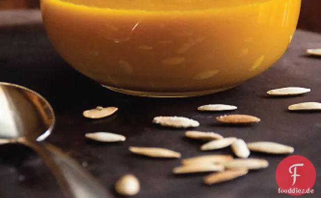 Warten auf geröstete Kürbissuppe mit gerösteten Kürbiskernen