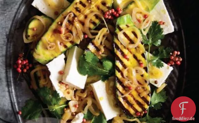 Gegrillter Salat mit Zucchini und Feta