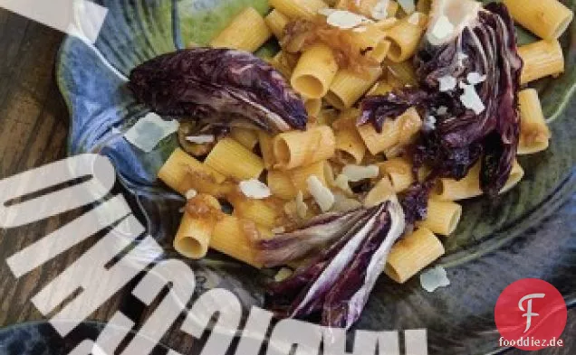 Groovy-Standard-Pasta mit Geschmortem Radicchio und Karamellisierten Zwiebeln