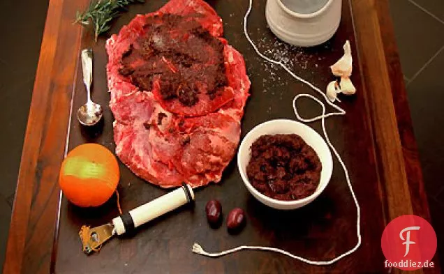 Gegrillte Lammkeule ohne Knochen gefüllt mit Oliven-Tapenade
