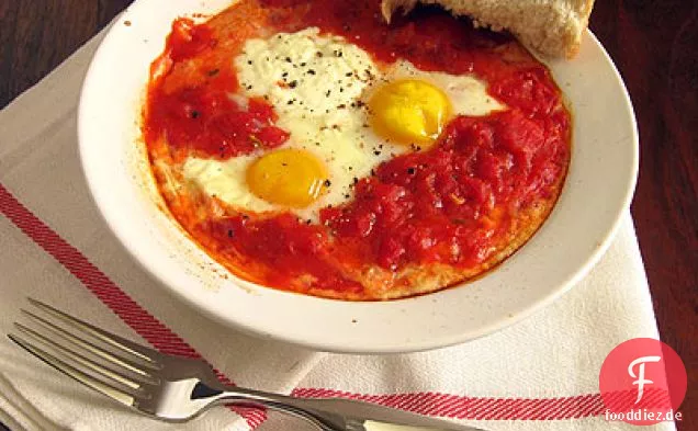 Gebackene Eier in Tomatensauce mit Ricotta-Käse