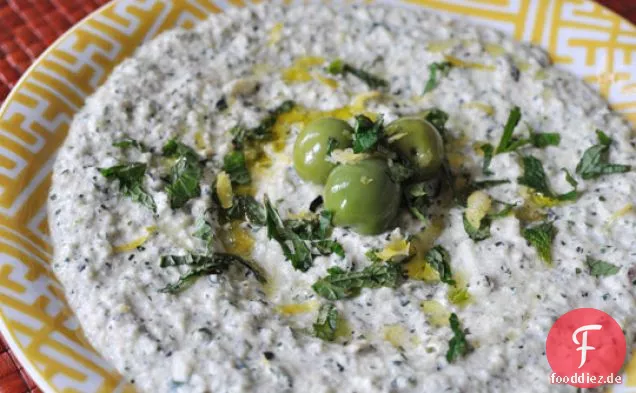 Zucchini, Minze und Joghurtaufstrich