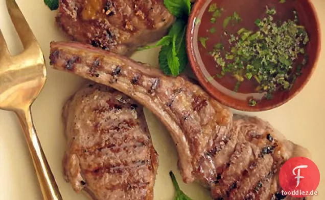 Gegrillte Lammkoteletts mit Pfefferkörnern und herzhafter Minzsauce