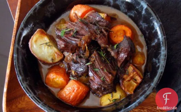 Garlicky Schmorbraten mit Bratkartoffeln & Wurzelgemüse