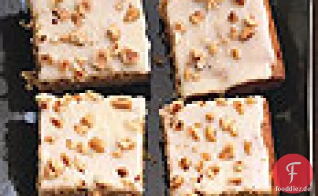 Ingwer-Squash-Kuchen mit weißer Schokoladenglasur