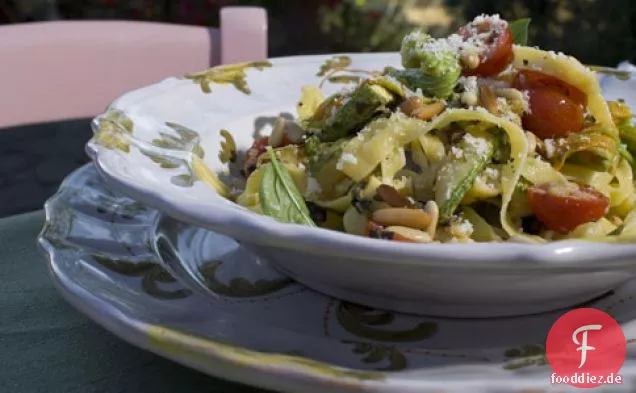Hausgemachte Tagliatelle mit Zucchiniblüten und Kirschtomaten