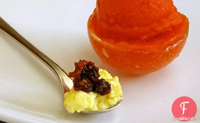 Maisbrulee mit würzigem kandiertem Speck & Tomatensorbet