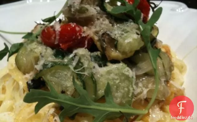 Spaghetti mit Sommerkürbis und Tomaten