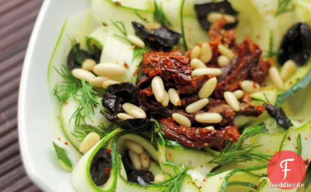 Zucchini, getrocknete Tomaten und Pinienkerne