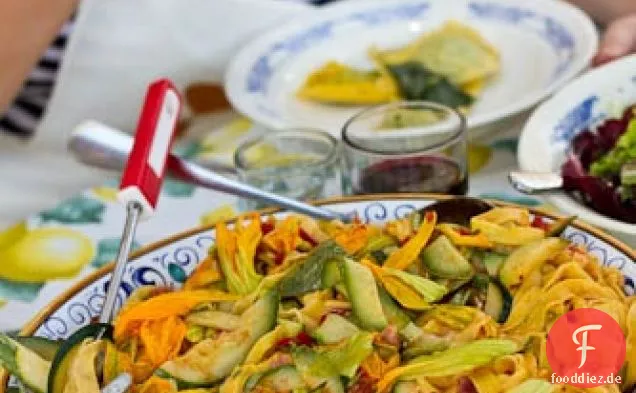 Pasta Mit Zucchini & Squash Blossoms