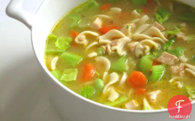 Omas Hühnernudelsuppe