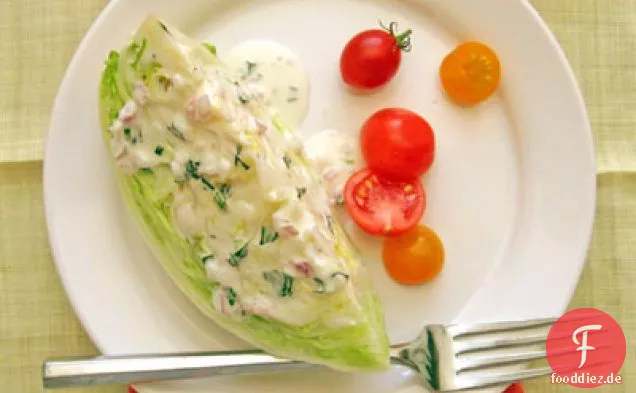 Iceberg Wedge Salat mit cremigem Buttermilchdressing