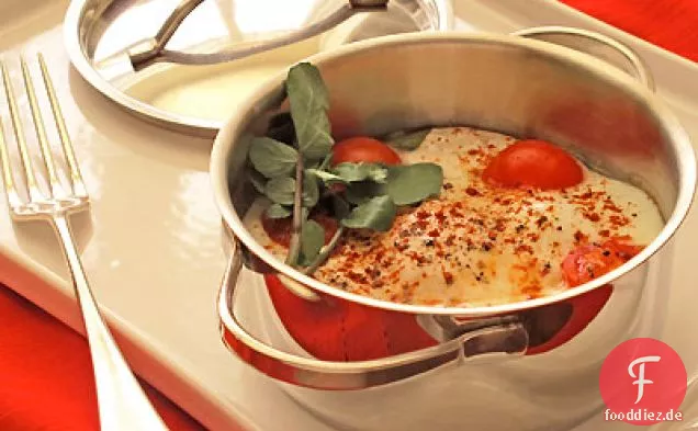 In Joghurt gebackene Eier mit Spinat, Tomaten und Brunnenkresse