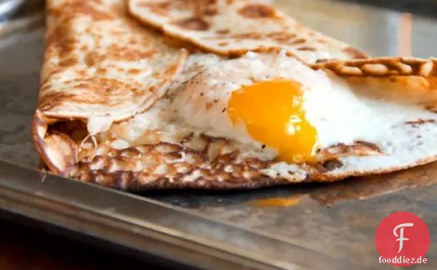 Ei gefüllter Buchweizenpfannkuchen