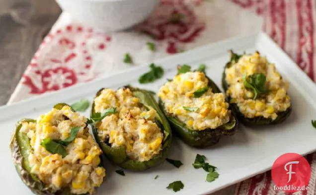 Zuckermais und Ziegenkäse gefüllte Paprika