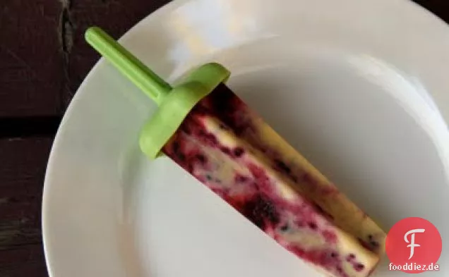 Zuckermais und Brombeer-Eis am Stiel