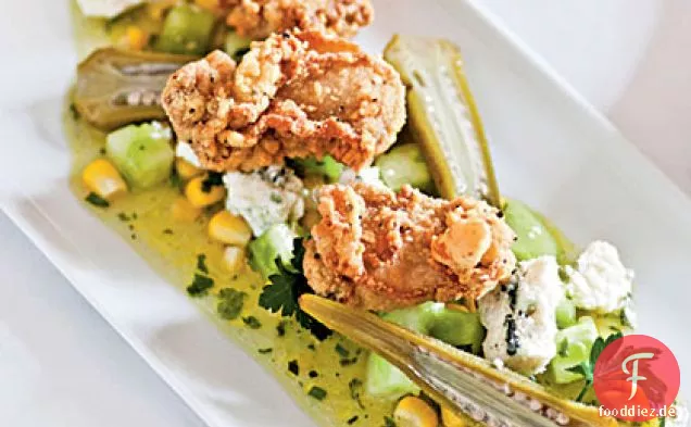 Gebratene Austern mit grünen Tomaten, Mais und Blauschimmelkäse-Vinaigrette und schnell eingelegter Okra
