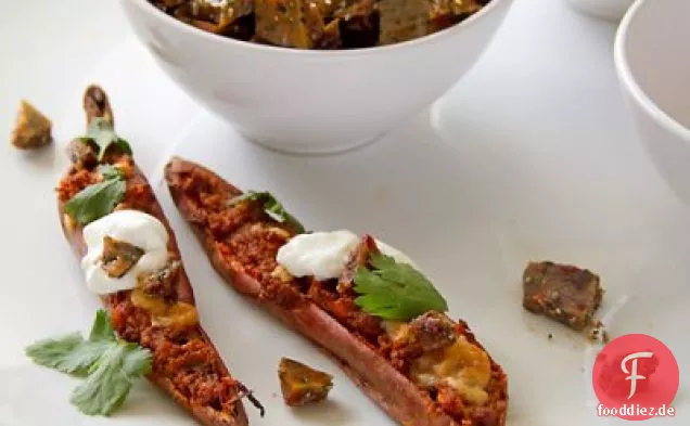 Chorizo gefüllte Süßkartoffelschalen mit schwarzem Sesamspeck spröde