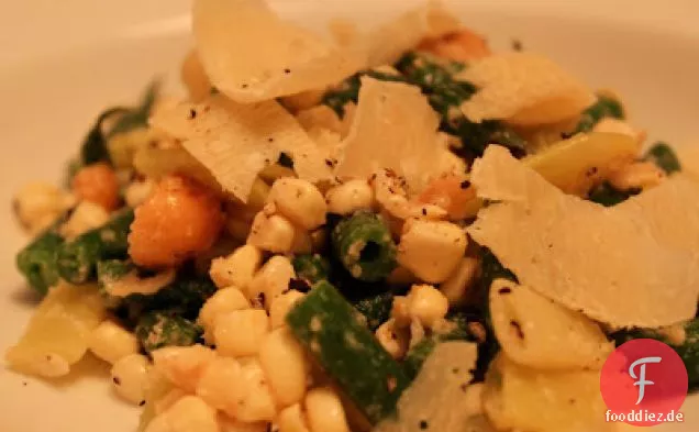 Spätsommersalat mit Zuckermais, Romano-Bohnen und Macadamia