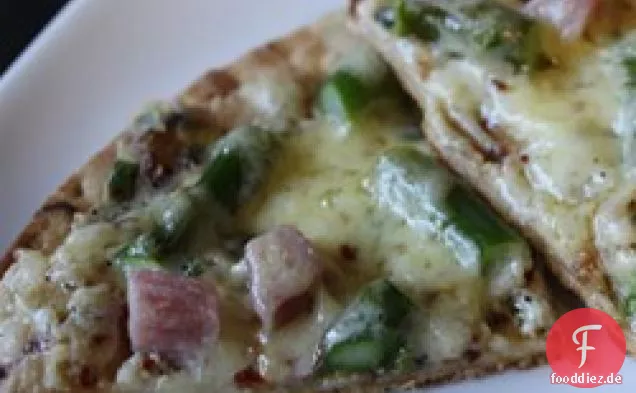 Pizza mit Schinken, Spargel und Ricotta