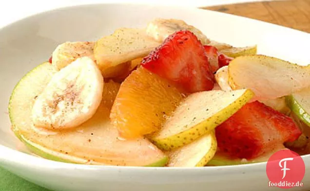 Frischer Obstsalat mit Muskatnuss-Zimt-Sirup